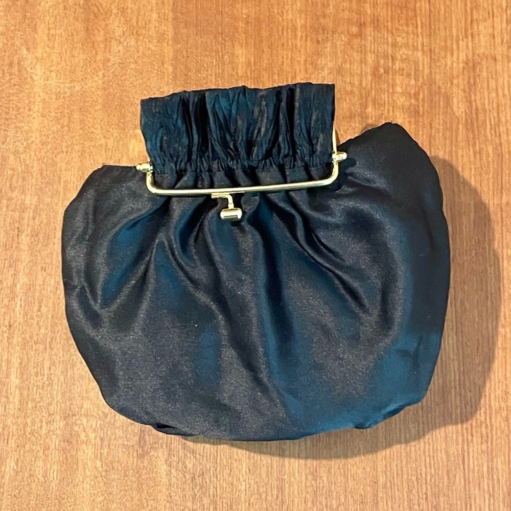 Vintage La Regale Black Textile Evening Bag Chain Strap Gold Metal Kiss Closure - Picture 15 of 16